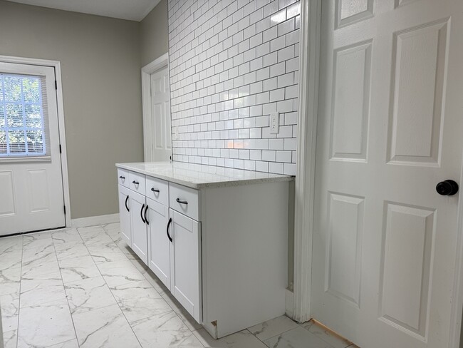 Building Photo - 728 W 39th St