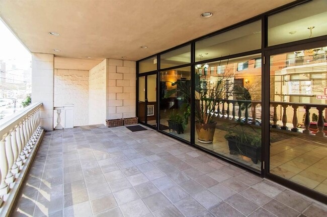 Building Photo - 72 Park Ave