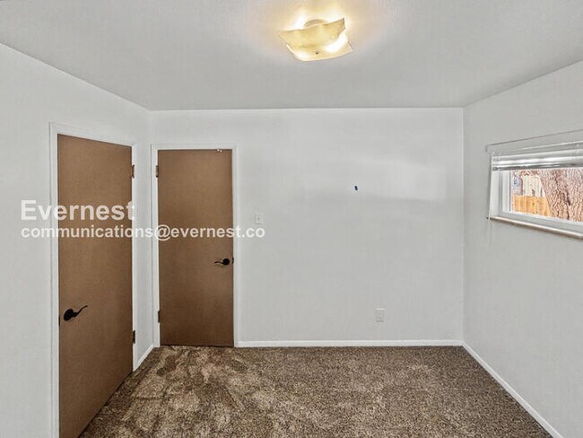 Building Photo - 4 Bed/3 Bath Home with Fenced Yard & Garage / Available Now!