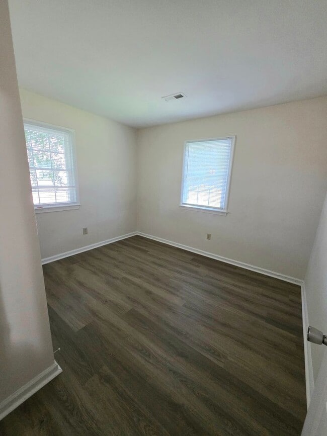 Building Photo - Move In Ready 3 Bedroom Ranch!