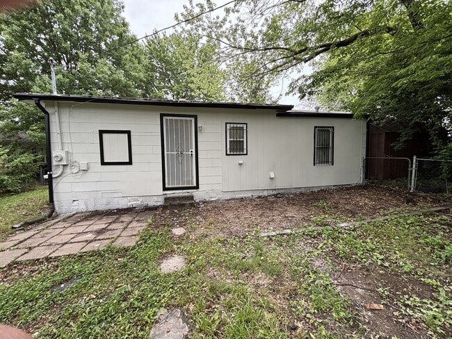 Building Photo - 2303 E 81 St