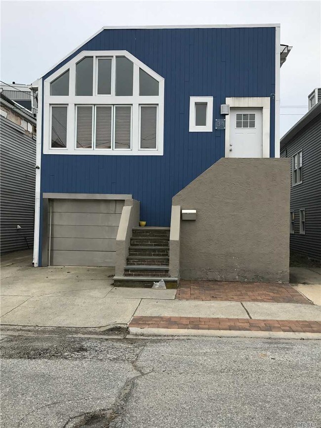 Primary Photo - 34 Bay St
