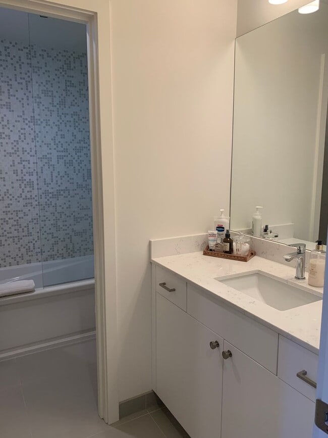 Building Photo - Capital Hill Row House ! 3 bed, 3 bath 194...