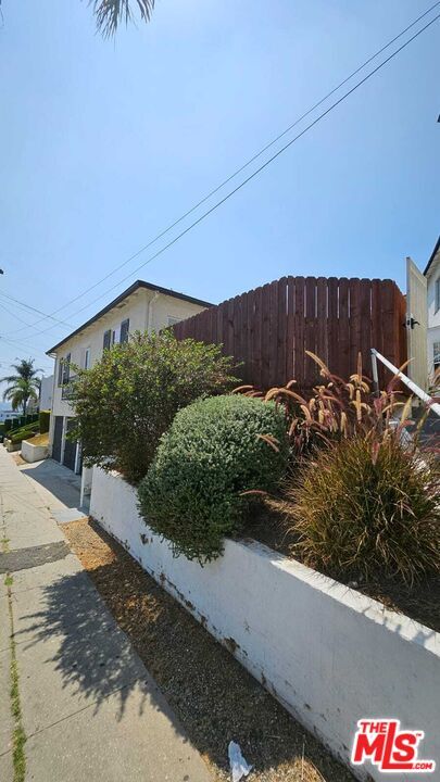 Building Photo - 2615 Edgehill Dr
