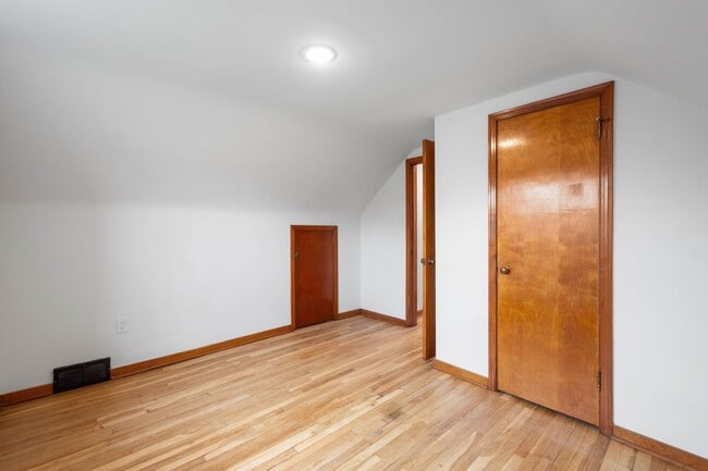 Building Photo - Don’t miss this! Beautifully RENOVATED 3 bedroom in Stowe!!