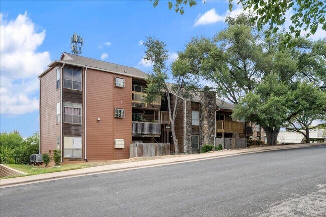 Building Photo - 6903 Deatonhill Dr