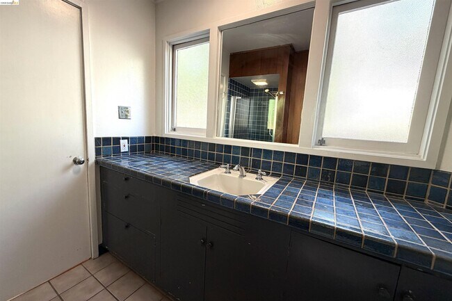 Building Photo - 25 Sunset Dr