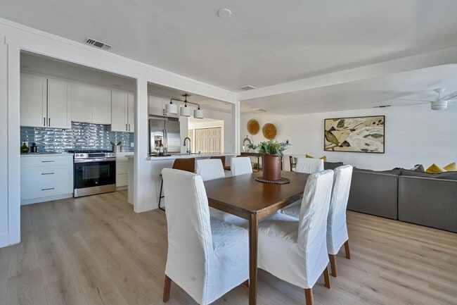 Building Photo - 424 Stanford Ave