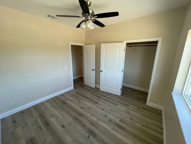 Building Photo - Paradise 2 bed 2 bath with 2 bonus rooms! Newer construction 1700+sqft