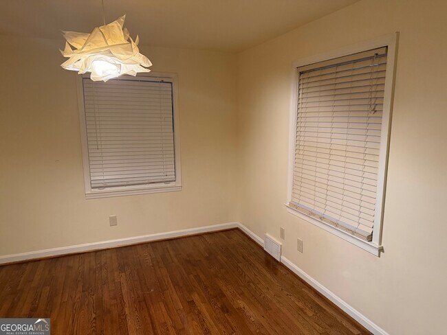 Building Photo - 2022 Woodbine Terrace NE