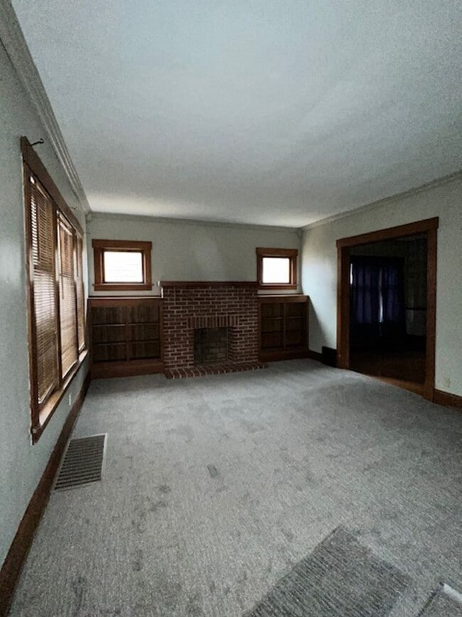 Building Photo - Very spacious 3 bedroom home for rent - Ca...