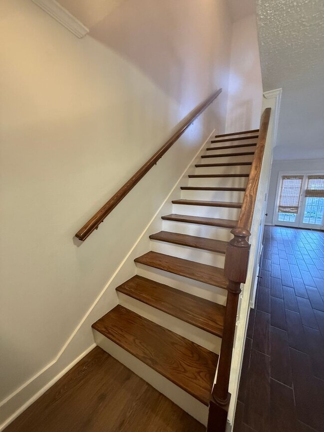 Building Photo - Beautiful 2 Bedroom Townhome off Jefferson