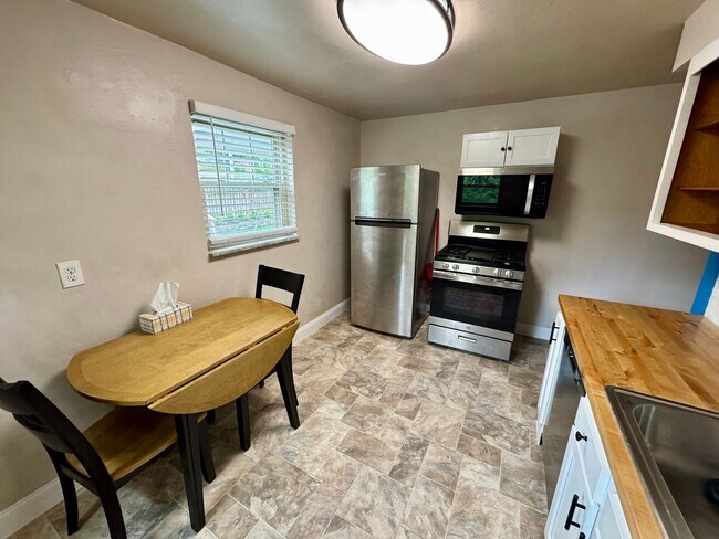 Building Photo - Charming 2-Bed 1-Bath Home in Avalon!