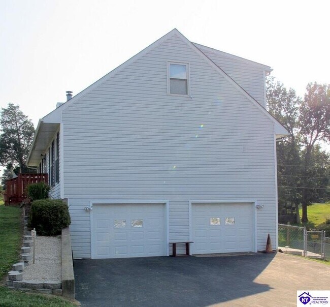 Building Photo - 927 Woods Hollow Dr