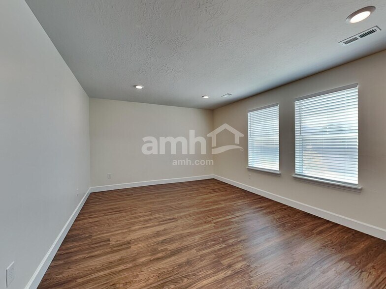 Building Photo - 2325 S Wild Horse Way