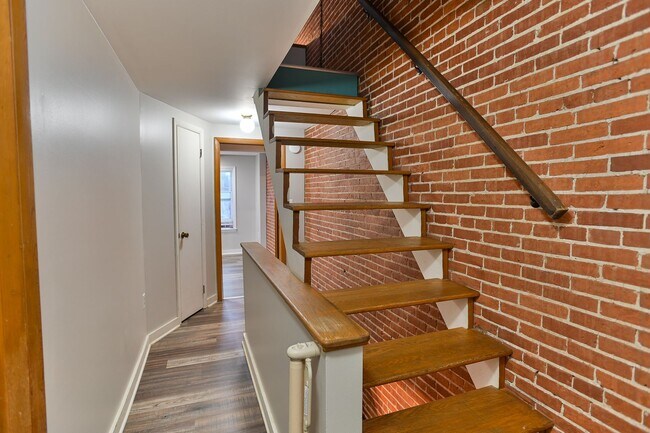 Building Photo - Charming 2 Bedroom on Grand St with Bonus Room