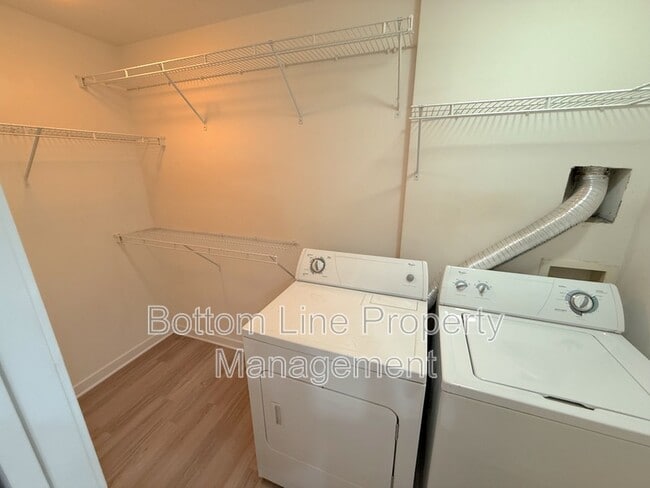 Building Photo - 2125 Southend Dr