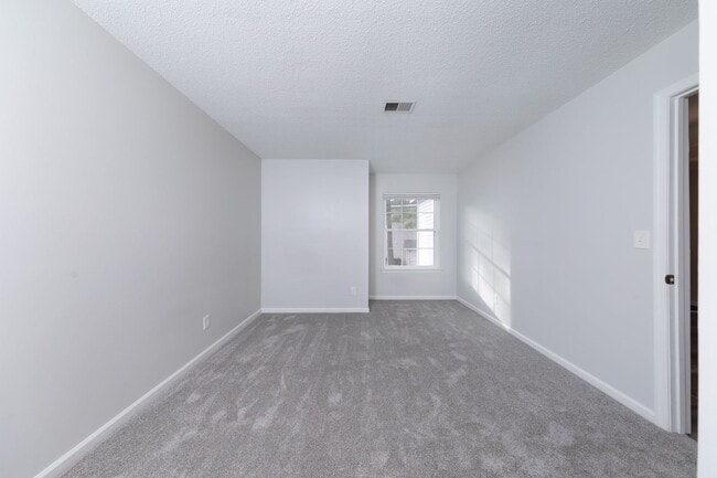 Building Photo - TWO ENSUITES!