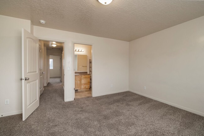 Building Photo - Spring Creek Townhome Available Now!