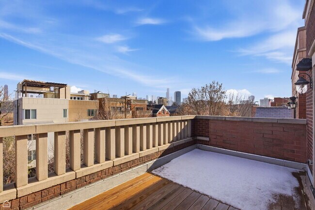 Building Photo - 952 N Racine Ave