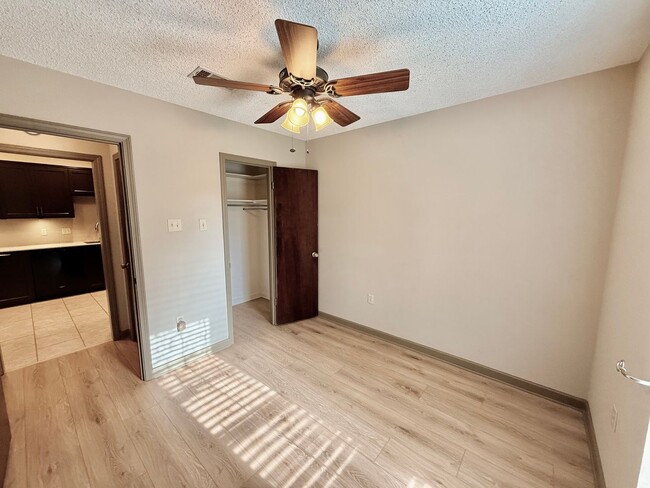 Building Photo - Spacious 3BR/2BA Home in Terre Haute – Fireplace, Garage, Fenced Yard + Lawn Care Included