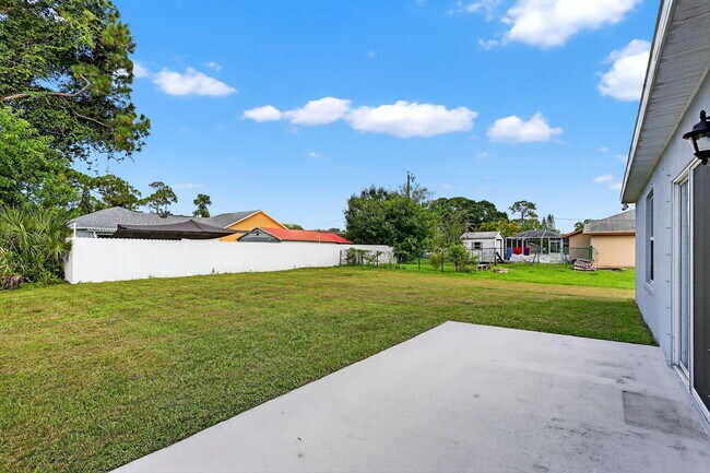 Building Photo - 657 NE Horizon Ln