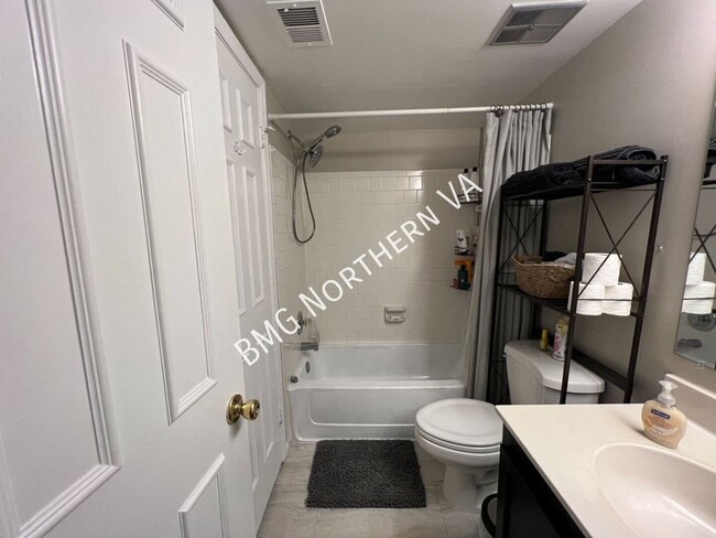 Building Photo - 7729 Inversham Dr