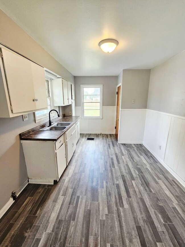 Building Photo - Renovated 2BR/1BA Home