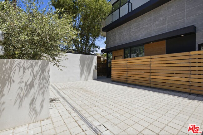 Building Photo - 1159 N Formosa Ave