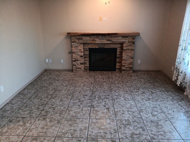 Building Photo - Spacious 2 Bedroom 3 Bathroom!! Pictures a...