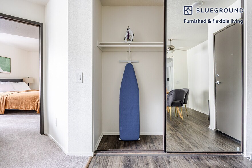 Building Photo - 10983 Bluffside Dr