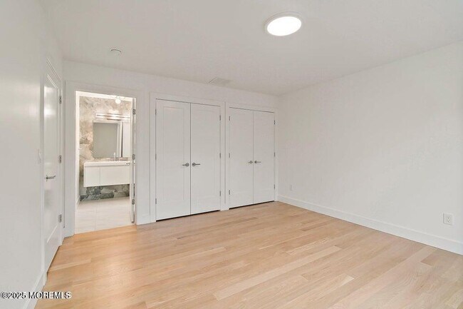 Building Photo - 527 Woodview Rd