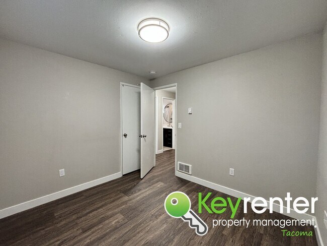 Building Photo - 7920-7922-7922 37th St Ct W