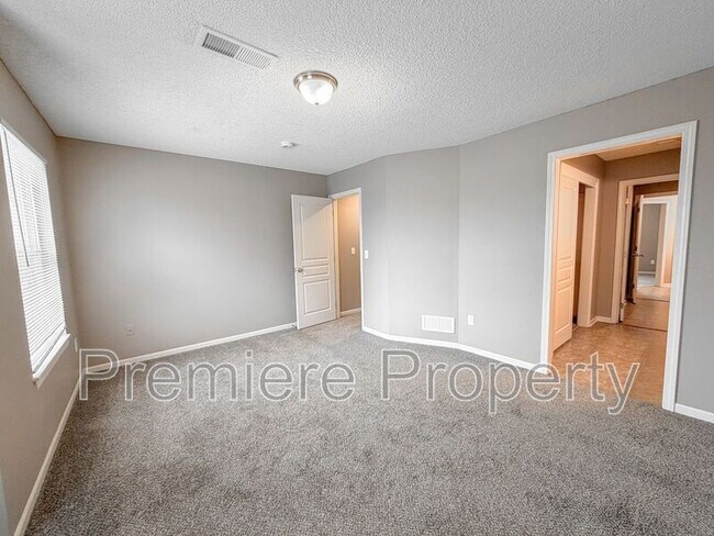 Building Photo - 264 N Hedge Ln