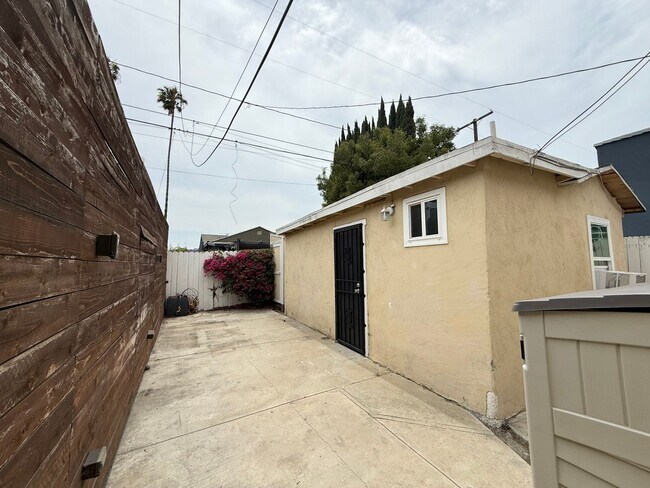 Building Photo - Charming Long Beach Home with Bonus Spaces!