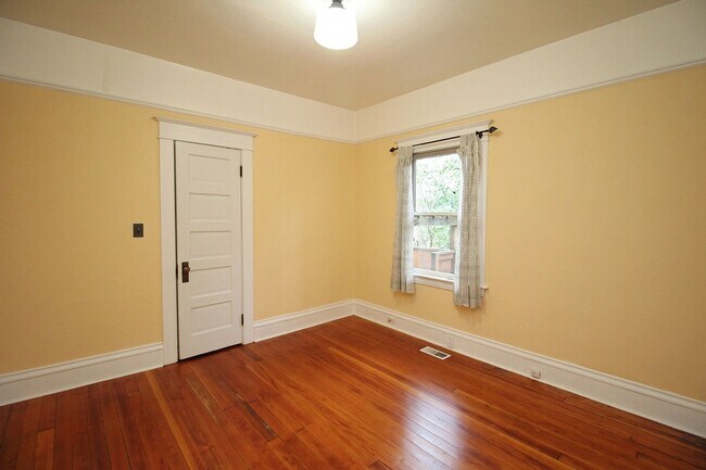 Building Photo - Delightful Remodeled Alberta Arts 3 Bed/2 Bath Bungalow