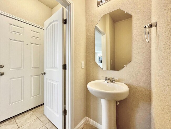 Building Photo - 401 Katmai Cir