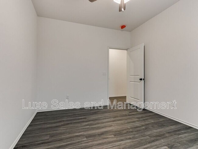 Building Photo - 10908 Oak Holw Ln