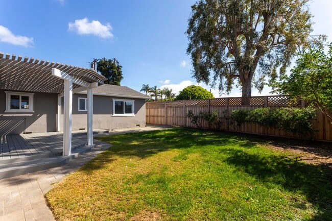 Building Photo - GORGEOUS Remodeled and Upgraded Beautiful ...