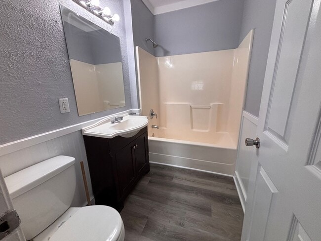 Building Photo - 3 Bedrooms, 2 Bathrooms - Home in Celenease!