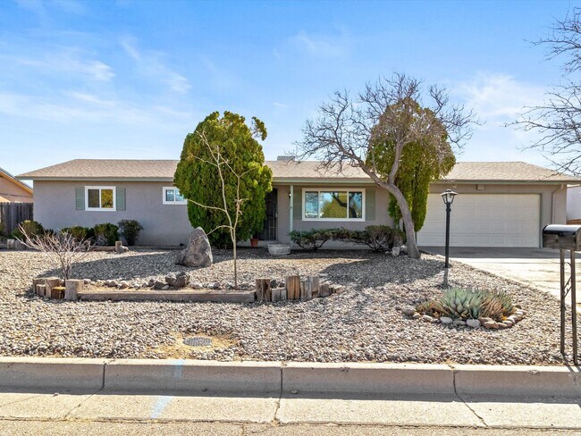 Building Photo - Spacious 4-Bed, 2-Bath Home | Large Backyard| Quick Access to Highway 528 and Other Routes| Pre-L...