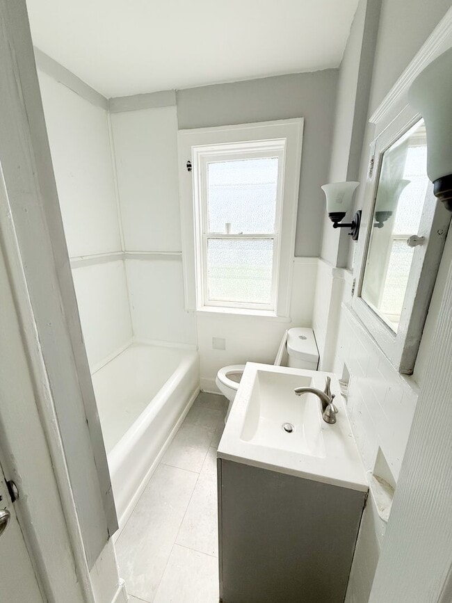 Building Photo - Newly Renovated 3 Bed/ 1.5 Bath With Hardwood Flooring!
