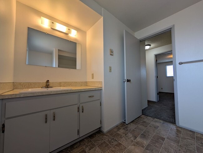 Building Photo - Great 2 bed/1.5 bath townhome in Springfield