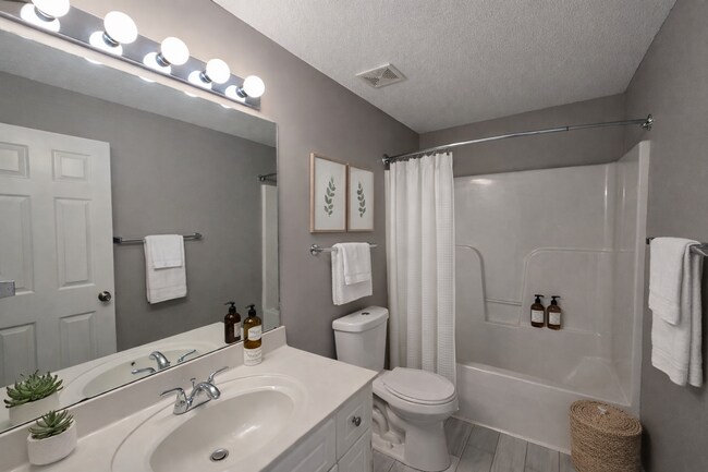 Building Photo - $1795 - 3 Beds 2 Baths + Bonus Room