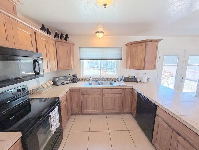Building Photo - Charming 3 Bedroom, 2 Bathroom NE ABQ Home. Refrigerated Air! Spacious backyard. Near Uptown