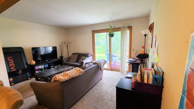 Building Photo - 2 Br/1.5 Ba TH w/Open Floor Plan, Attached...