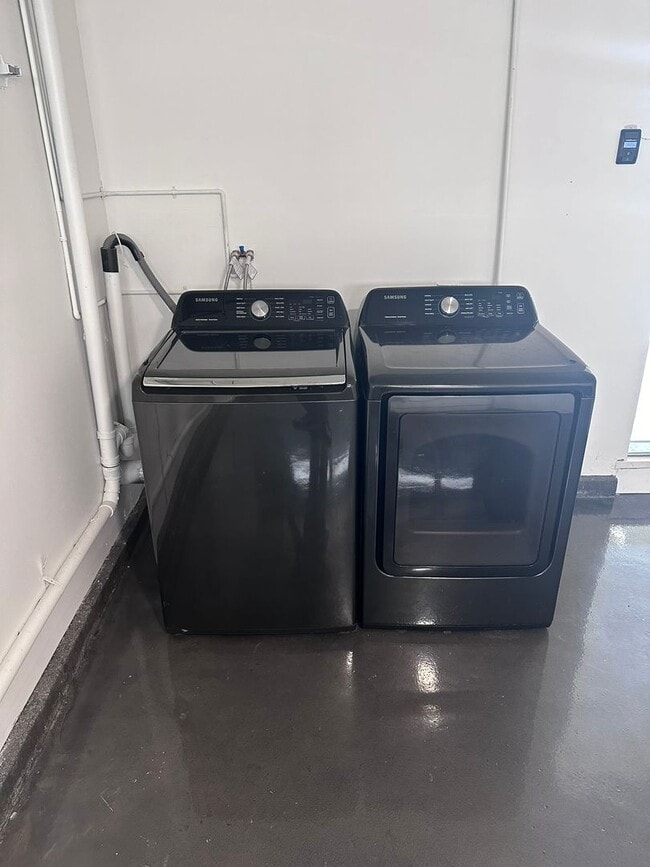 Building Photo - Spacious 3 Bed 3 Bathoom in Long Beach