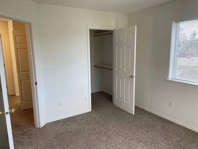 Building Photo - 1050 SE Miller Ave