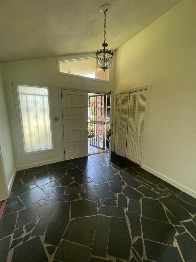 Building Photo - 2 bedroom 3 bath  Mid- Century style home!...