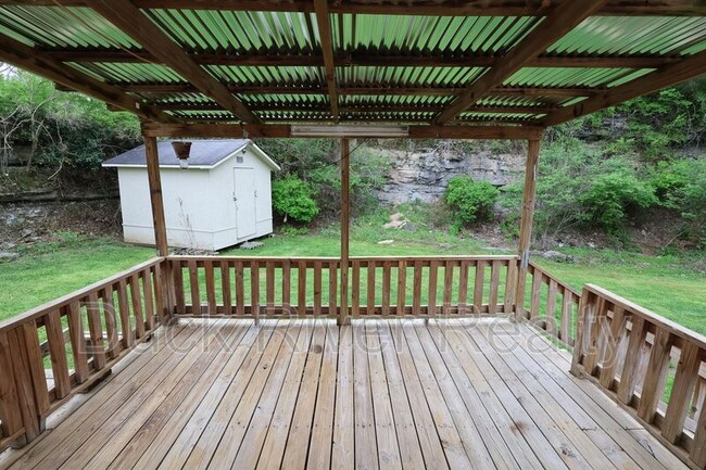 Building Photo - 504 W 6th St